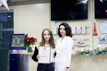 Дівчина та жінка позують разом із сертифікатом.