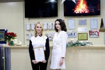 Дві жінки позують разом із сертифікатом.