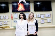Дві жінки позують разом із сертифікатом.