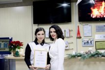 Дві жінки позують разом із сертифікатом.