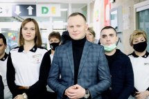 Працівники та гості стоять разом після заходу.