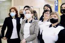 Група людей у захисних масках дивиться у камеру.