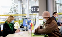 Двоє жінок спілкуються за столом.