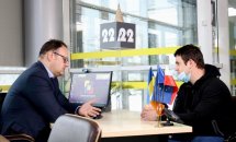 Двоє чоловіків ведуть ділову розмову в офісному приміщенні.