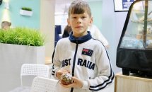 Хлопчик демонструє виготовлений виріб.
