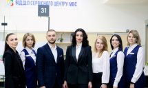 Група співробітників у діловому одязі стоїть разом для загального фото.