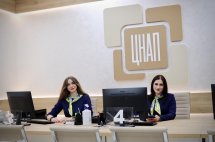 Дві працівниці сидять за комп’ютерами у приміщенні ЦНАПу.