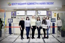 Шість жінок позують для спільного фото у приміщенні ЦНАПу.