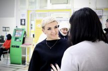 Співробітниця держустанови спілкується з відвідувачами.