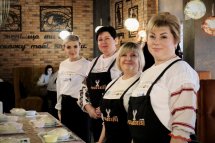 Група людей разом працює на кулінарному майстер-класі.