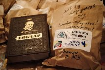 Автографи на пакувальному папері поруч із книгою "Кобзар".