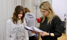 Жінка та дівчинка переглядають документи.