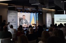 Учасники заходу уважно слухають доповідача.