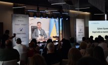 Учасники заходу уважно слухають доповідача.