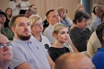 Учасники заходу уважно слухають, дехто поклав руку на серце.