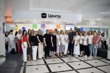 Групове фото людей у приміщенні.