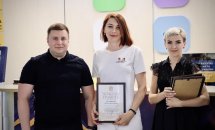 Чоловік разом із двома жінками фотографуються.