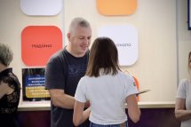 Жінка отримує нагороду від чоловіка.