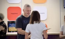 Жінка отримує нагороду від чоловіка.
