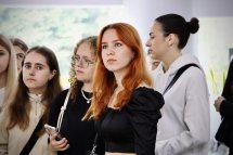 Молоді жінки уважно слухають під час заходу.