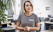 Жінка з бейджем знаходиться у приміщенні ЦНАПу.
