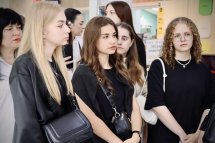 Молоді жінки уважно слухають під час заходу.