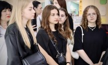 Молоді жінки уважно слухають під час заходу.