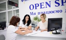 Три жінки обговорюють робочі питання у просторі "OPEN SPACE".