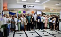 Групове фото людей у приміщенні перед початком заходу.