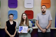 Чоловік та дві жінки з нагородами позують для фото.