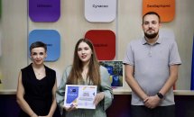 Чоловік та дві жінки з нагородами позують для фото.