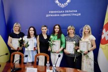 Групове фото учасників заходу на фоні банера.
