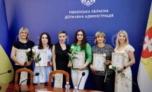 Групове фото учасників заходу на фоні банера.