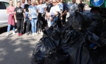 Волонтери зносять мішки до місця збору.