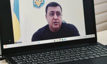 Онлайн-зустріч, чоловік на екрані ноутбука говорить.