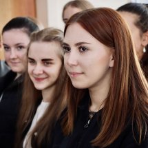 Студенти посміхаються.