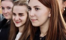 Студенти посміхаються.