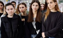 Молоді дівчата у чорному одязі дивляться вперед.