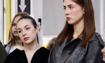 Дві дівчини уважно слухають.