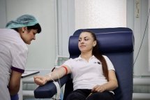 Медичний працівник спостерігає за процесом здачі крові.