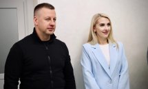 Чоловік і жінка в офісі.