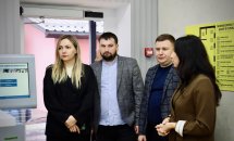 Невелика група людей веде обговорення в центрі.
