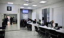 Просторий офіс із робочими місцями для обслуговування громадян.