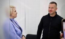 Чоловік і жінка обговорюють питання в робочій атмосфері.