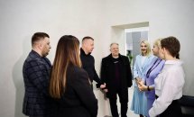 Відвідувачі спілкуються з працівниками ЦНАПу в приміщенні центру.