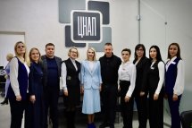 Колектив фотографується перед входом до установи.