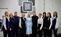 Колектив фотографується перед входом до установи.