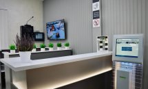 Робоче місце з комп’ютерами та інформаційними матеріалами.