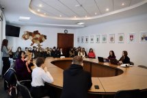Загальний вигляд конференц-залу, де відбувається зустріч.