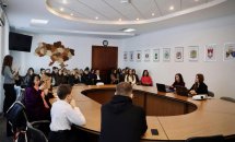Загальний вигляд конференц-залу, де відбувається зустріч.